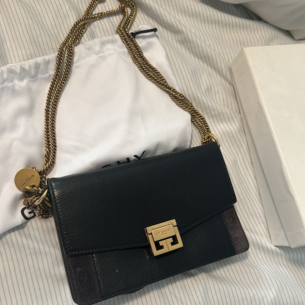 Givenchy
GV3 Chain handbag